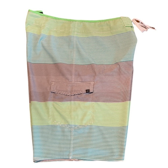 O’NEILL Mens Board Short - size 40” waist - Picture 6 of 13